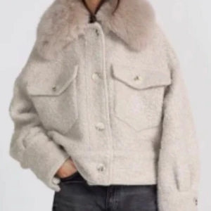Beige meotine Charlie jacket - Säljer min beiga meotine kappa. Charlie jacket. Super mysig med en jättefin avtagbar päls runt nacken. Funkar till vår, vinter och höst!  Säljer då den inte kommer till användning längre. Skriv för följer bilder.