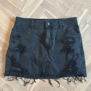 Svart jeanskjol  - Svart kort jeanskjol från Hollister!! Midja:38 längd:33