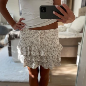 Blommig volangkjol med snörning - Så fin blommig kjol från Gina tricot!! Pris kan diskuteras 💕