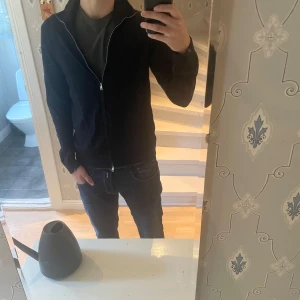 Stickad fullzip - Riktigt skön fullzip, passar till allt! Bra skick✌🏼