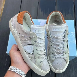 Philippe model skor - Ett par riktigt snygga Philippe model skor | size 40 fits 41 | skick 8/10 | box och kort ingår vid köp | tvekan inte på att höra av dig🤩diskuterar pris vid snabb affär