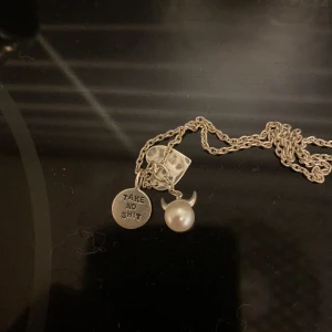 Efva Attling halsband i silver med pärla - Unikt halsband i äkta silver från Efva Attling Nypris 2400kr