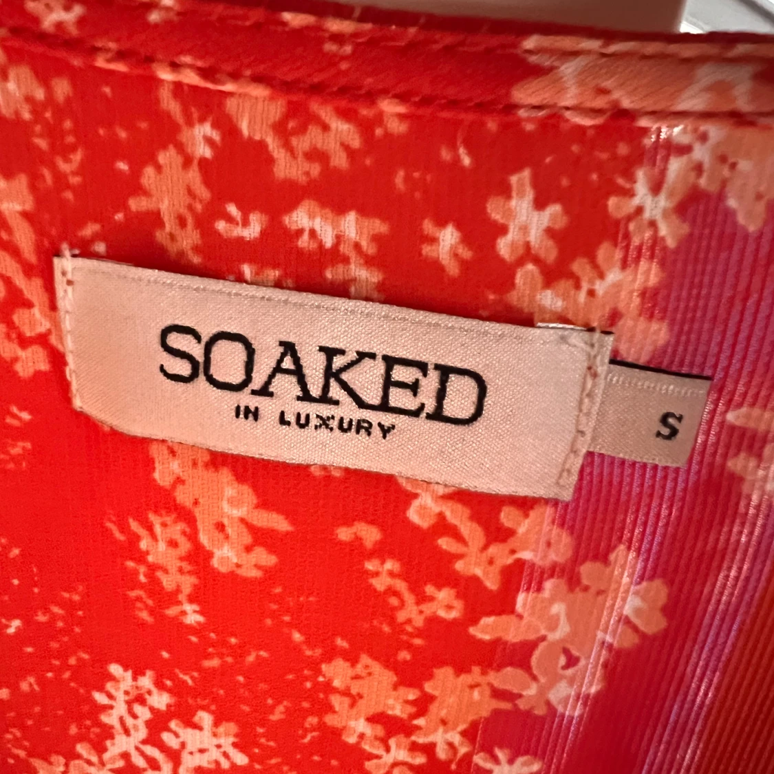 Röd blommig omlottklänning Soaked in Luxury - 2