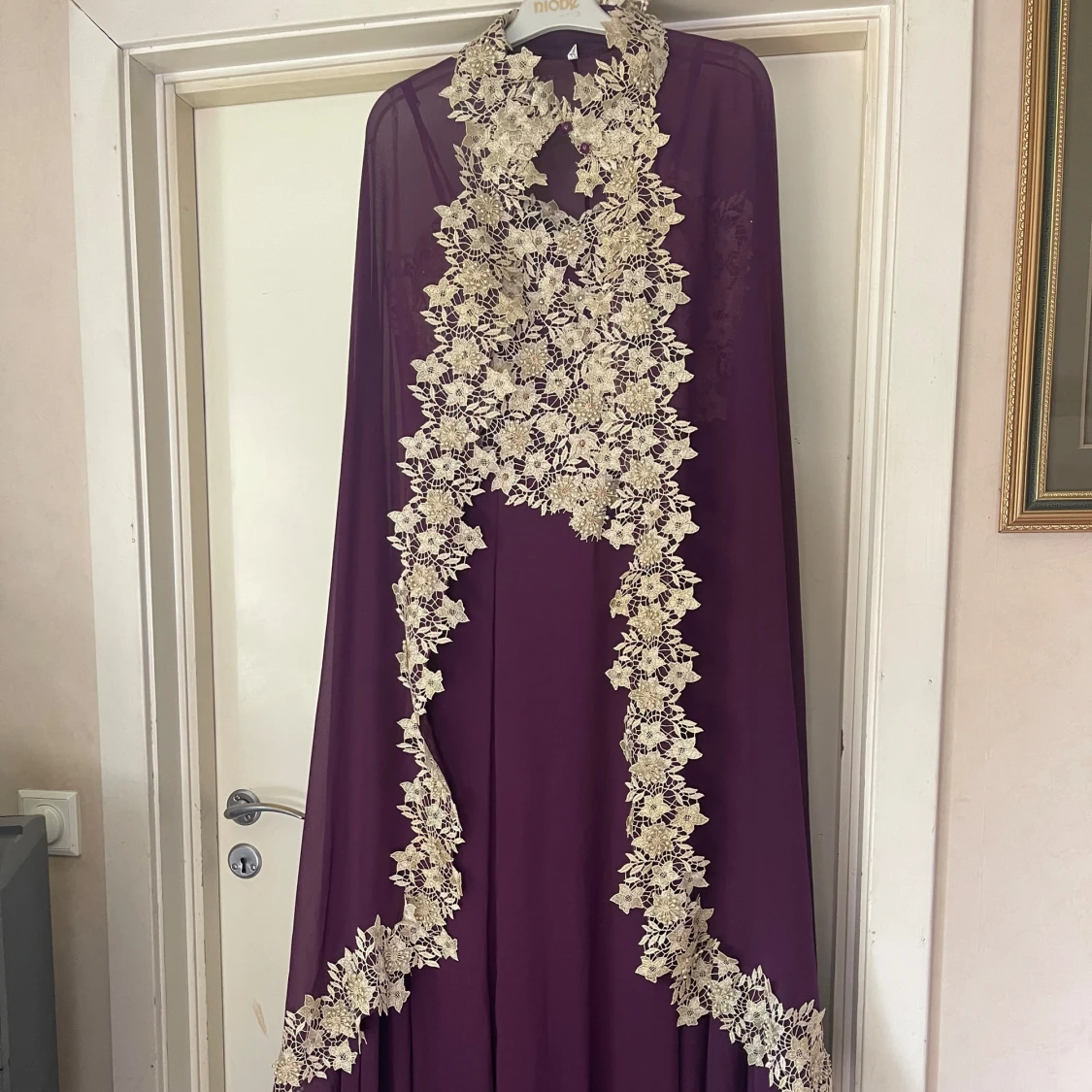 Lång lila klänning med spetsdetaljer