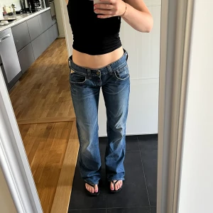 Replay jeans  - Vintage Replay jeans med pärlor på baksidan midjemått: 45 cm Innerbenslängd:86 cm