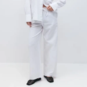 Vita linnebyxor  - Snygga linnebyxor! Jag är 163 cm och de är bra längd på byxorna på mig💗