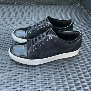 Svarta lanvin cap toe  - Säljer nu dessa Svarta lanvin cap toe i uk 8 som är i fint skick som också är tillfixade med whitnercream för att sulan ska se extra fräsch ut, skriv för fler bilder/frågor🙌🏼