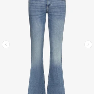 Ljus blå low waist bootcut lee jeans  - Snygga blå jeans med bootcut dem är i super bra skick ser ut som nya storleken är w 27 l33 passar perfekt på som brukar ha s och är typ 172