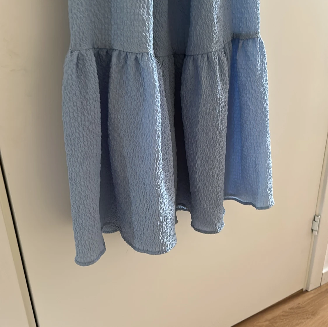 Ljusblå långklänning med puffärm - 2