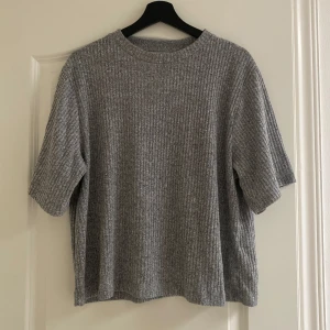 Tröja med trekvartsärm  - Supersnygg tröja med trekvartsärm från lager157 - perfekt till hösten 🍁Hör av dig om du har några funderingar 💌