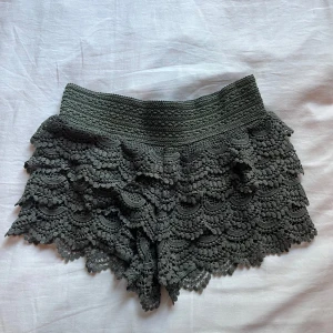 Mörkgröna spets-shorts - Superfina mörkgröna spets shorts som går att vika ner vid midjan. Har knappt använts💚 Priset går att diskuteras 
