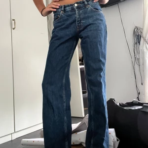 Ginatricot jeans - Super snygga mörkblå raka jeans från Gina! Passar till allt och sitter såååå snyggt💞