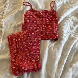 Juligt pyjamas sett - Super gulligt juligt pyjamas sett i storlek 146-152. Settet består av 1 linne och 1 par yoga pants.