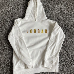 Vit Jordan hoodie - Säljer en riktigt fin Jordan hoodie. Hoodien är i storlek L. Priset kan diskuteras vid snabb affär!!