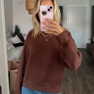 Brun oversized sweatshirt - Brun oversized sweatshirt med rund hals och långa ärmar. Har en söm över ryggen