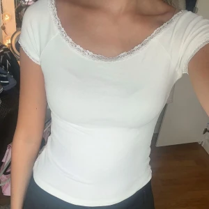 Vit topp med spetskant - Supersöt vit topp med korta ärmar och spetskant. Använd någon enstaka gång, som ny! xs men passar mig som oftast bär s, ibland xs.