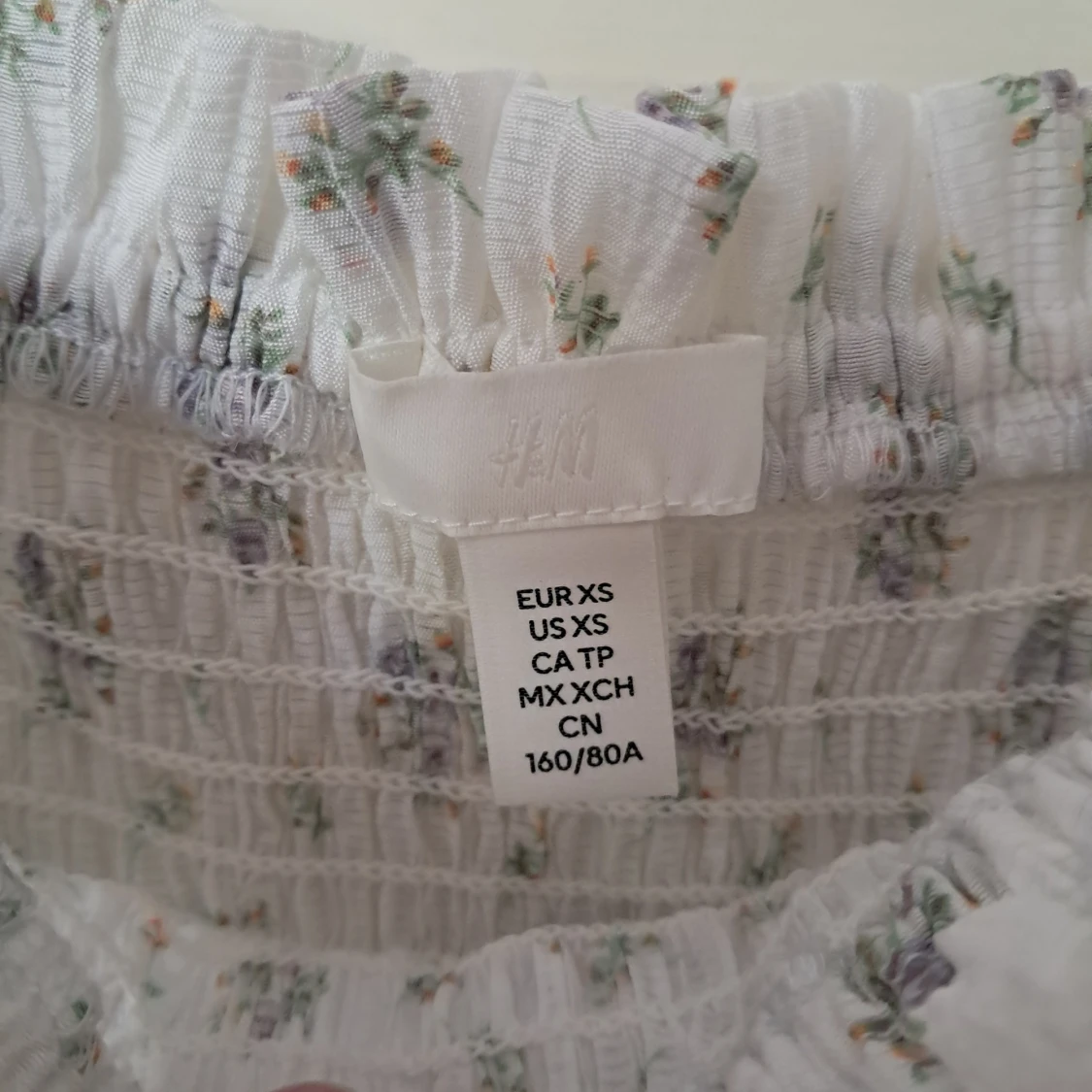 Blommig blus från H&M i vitt - 2