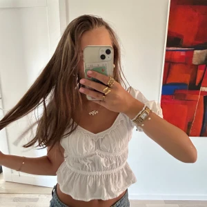 Vit volangblus - Superfin vit volangblus ifrån bikbok! Inga defekter, säljer då jag inte får den till användning 💞 strl xs men passar s med 💞