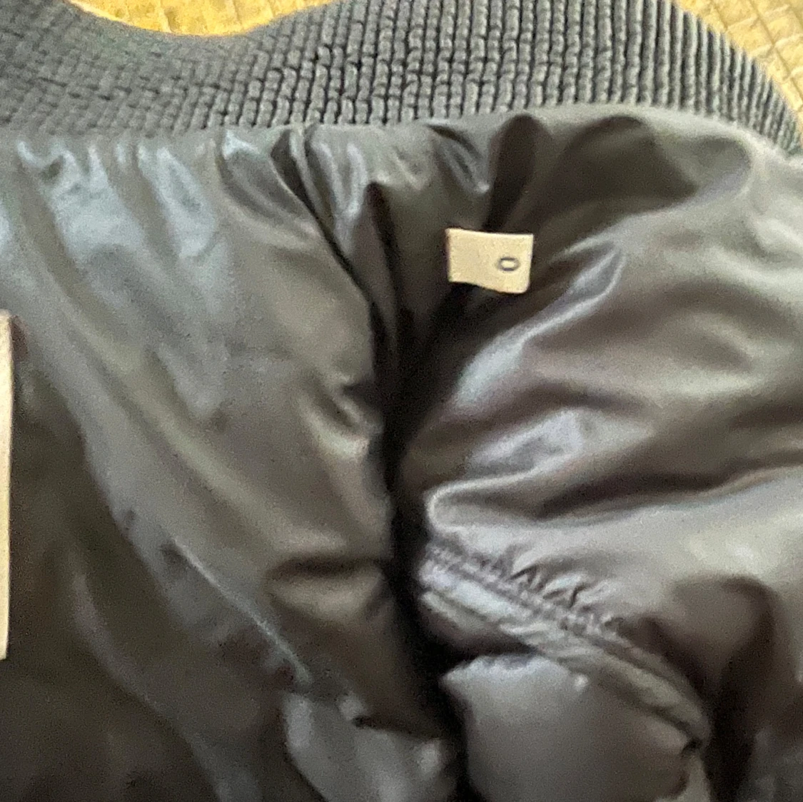 Svart Moncler pufferjacka, stl 0 - 3