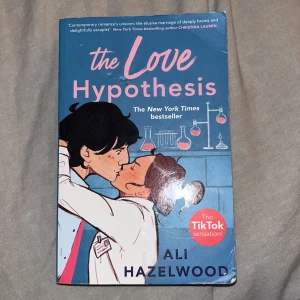 The Love Hypothesis - En bok som varit stor hit på sociala medier! Framsidan har lite slitage (se bild 2 & 3) men annars inga problem. Boken är på engelska☺️