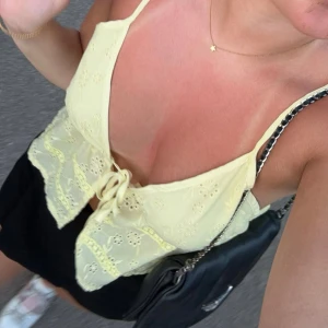 Gul topp - Säljer denna söta gula topp/linne som man själv knyter fram 🥰