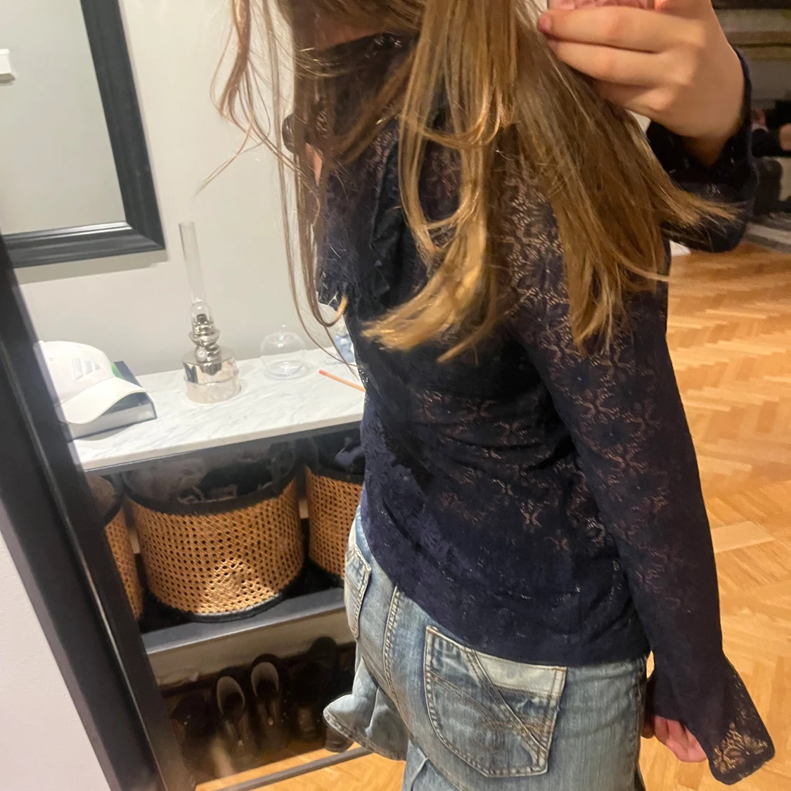 Mörkblå spetsblus med volang - 2