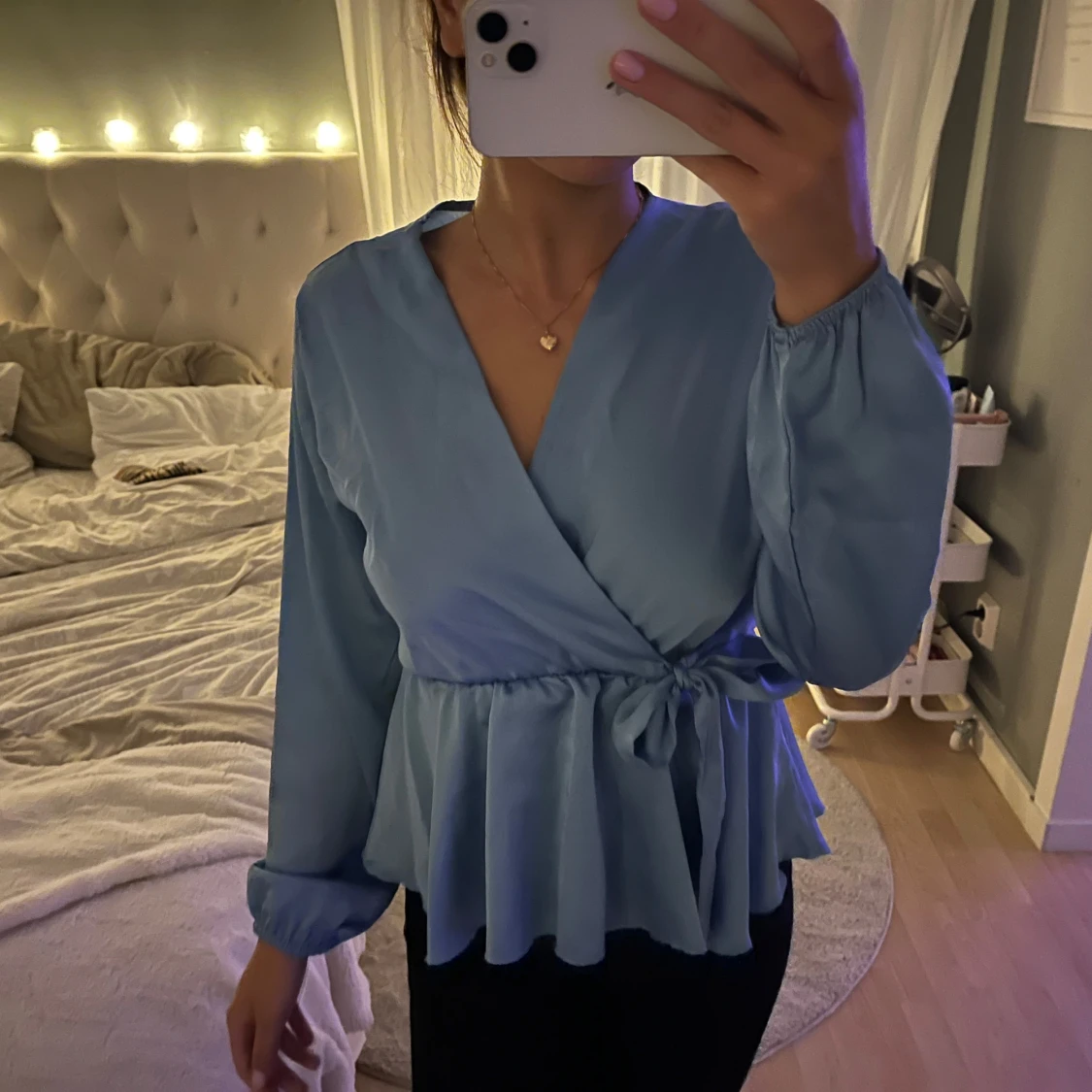 Ljusblå omlottblus med knyt