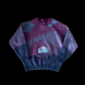 Fin stickad tröja - Vinröd och grå stickad tröja med mycket fint material, den är en storlek S och sitter perfekt. Mycket bra skick med en skön logga fram på magen. Riktigt schysst till ett par feta jeans till lite kallare väder eller en sommarkväll.                                                               Med vänliga hälsningar distinguished gentlemen’s club! 