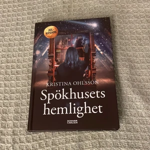 Spökhusets hemlighet - En ryslig och stämningsfull julrysare om Alba och hennes syster som upptäcker ett mystiskt miniatyrhus och skrämmande hemligheter. Perfekt för dig som gillar spänning, mysterier och kalla kårar under vinterns mörka kvällar.