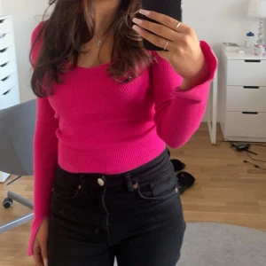Rosa tröja - Säljer en superfin ribbad tröja i starkt rosa från Gina Tricot. Tröjan har lång ärm, figurnära passform och snygg urringning. 