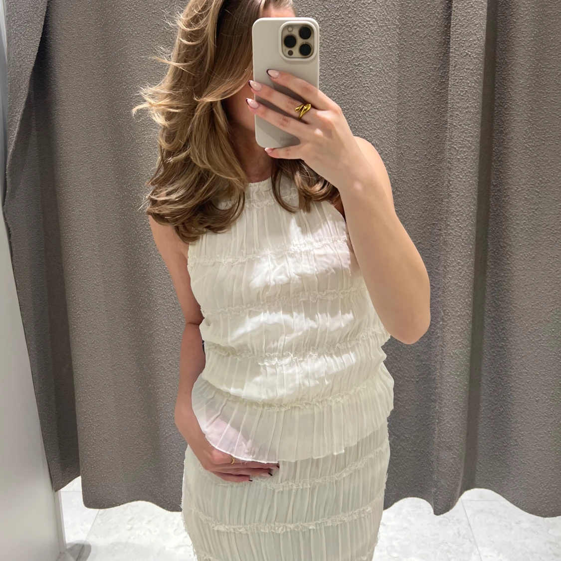 Gina set vit två delar