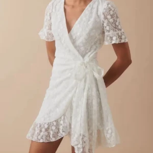 Vit klänning - Jätte fin vit klänning som är använd 2 gånger då den inte kommer till användning, köpt för 699 kr