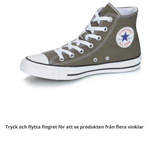 Converse All Star höga sneakers khaki - Säljer dessa klassiska Converse All Star high-top sneakers i khaki i storlek 36. Bara använda några få gånger så dem är i väldigt bra skick! 