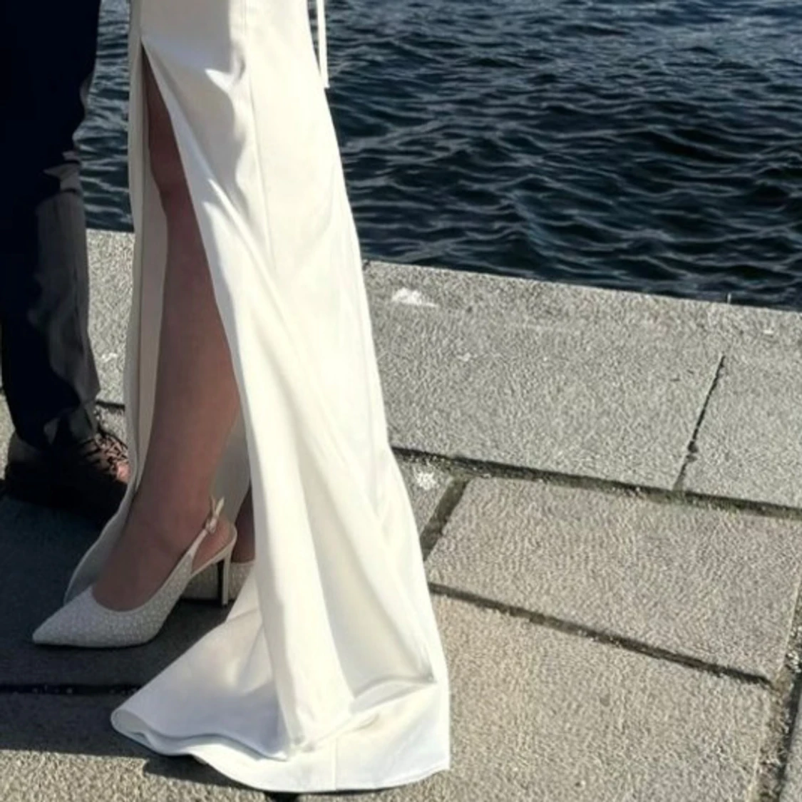 Brudklänning med volangärmar och släp - 3