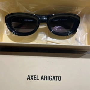 Svarta solglasögon från Axel Arigato - Snygga svarta solglasögon från Axel Arigato med stilren design. 