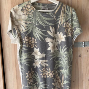 Asos t-shirt - Fin t-shirt från Asos. Använd ett par gånger men perfekt skick. Storlek M. Upphämtning i Stockholm fungerar.