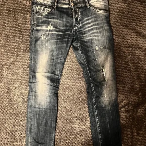Dsquared2 Jeans - Säljer dessa feta dsquared byxor eftersom dom har blivit för små på mig. Dom är i perfekt skick med inga defekter elr liknande. Pris kan diskuteras. Såklart Äkta
