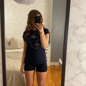 Marinblå T-shirt💘💘 - En marinblå T-shirt med tryck från gekås i storlek xs🥰