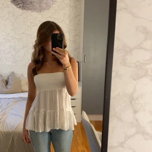 Vit topp💘💘 - En vit kjol som jag använder som topp från Lager 157 i storlek M🥰