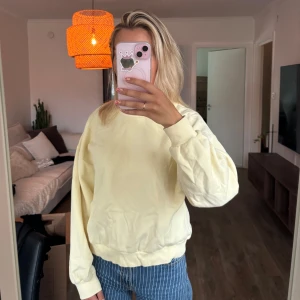 Ljusgul sweatshirt  - Ljusgul sweatshirt från Gina Tricot