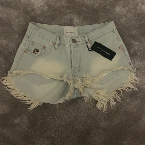 lågmidjade jeansshorts  - helt nya one teaspoon shorts i storlek 25. shortsen är i nyskick och väldigt stilrena på många olika sätt. 