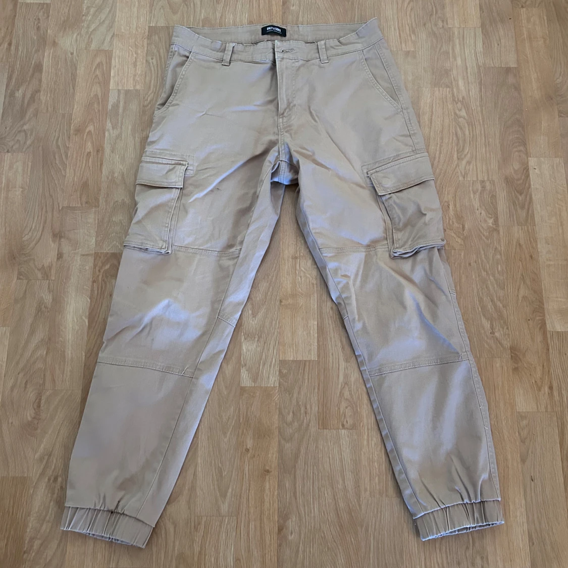 Beige cargopants från Only & Sons