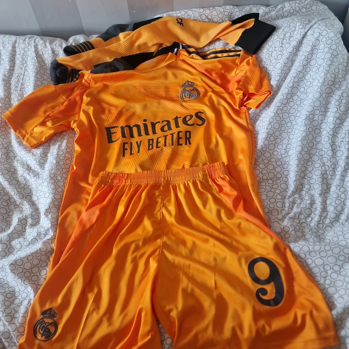 Real Madrid Mbappé fotbollströja orange