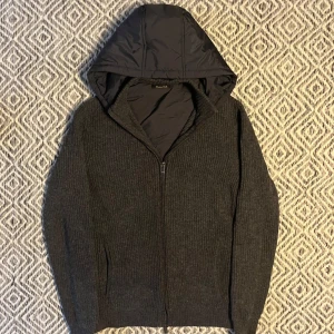 MASSIMO DUTTI CARDIGAN  - Tjena! Säljer nu denna tvär feta MASSIMO DUTTI CARDIGAN! | Skicka 9/10 stört bra! | Storlek M, passar lite mindre om nått | Nypris: (Slutsåld) 1999, jag säljer för 1599 och priset är diskuterbart