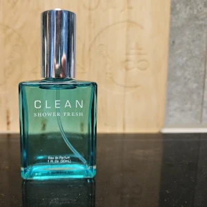 CLEAN Shower Fresh Eau de Parfum 30ml - Fräsch parfym från CLEAN i doften Shower Fresh. Flaskan är rektangulär i genomskinligt blått glas med en stilren silverfärgad kork. Innehåller 30 ml Eau de Parfum. Perfekt för dig som gillar lätta och rena dofter.