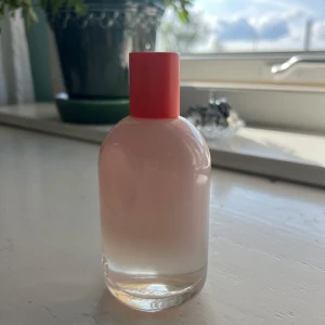 Glossier You Eau de Parfum 100ml - Glossier You 100ml, se bild 3 för att se hur mycket som finns kvar. Säljer den då den inte passade mig tyvärr. Köpt för 1550kr på Glossiers hemsida. Doften har noter av rosa peppar, ambrettefrön, ambrox och iris. 