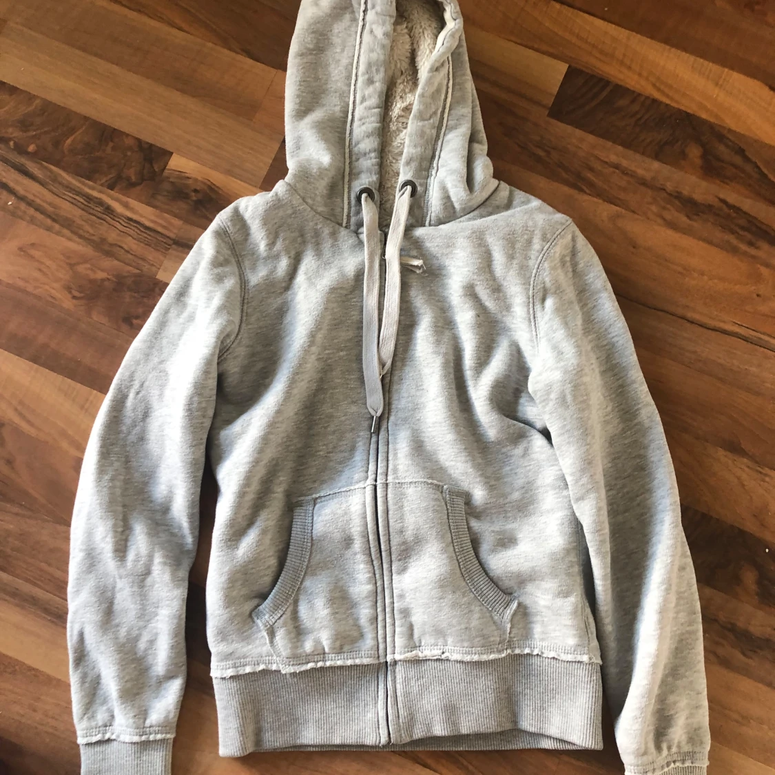 Grå hoodie med teddyfoder från H&M