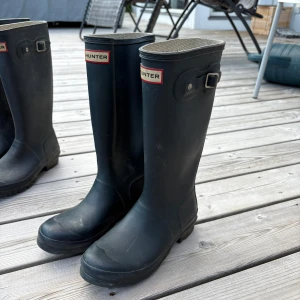 Marinblå Hunter stövlar i gummi - Klassiska marinblå Hunter stövlar. Ganska gamla men sparsamt använda. 