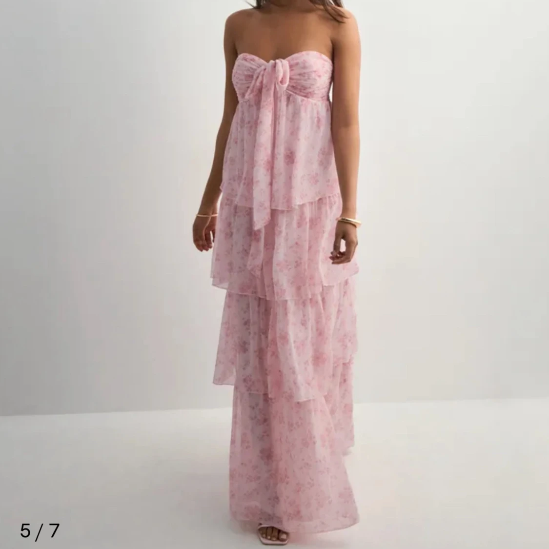 Ljusrosa blommig maxiklänning med volanger - 2