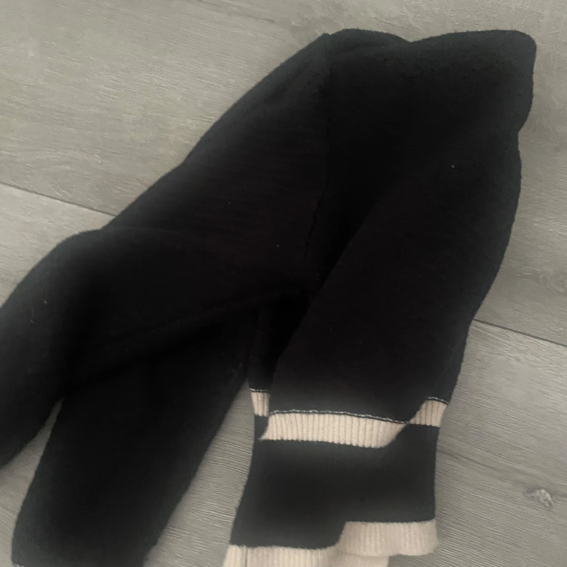 Svart och beige kofta med pärlknappar - 4